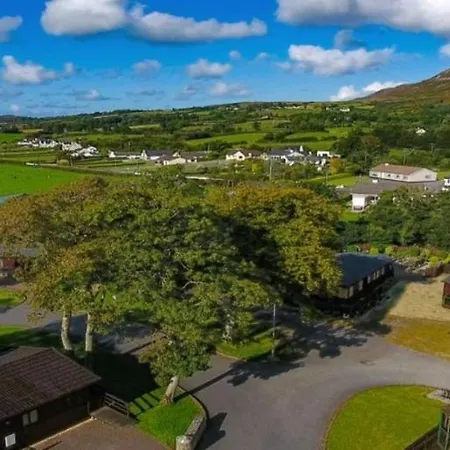 3 Bedroom Log Cabin - Sleeps 6 *